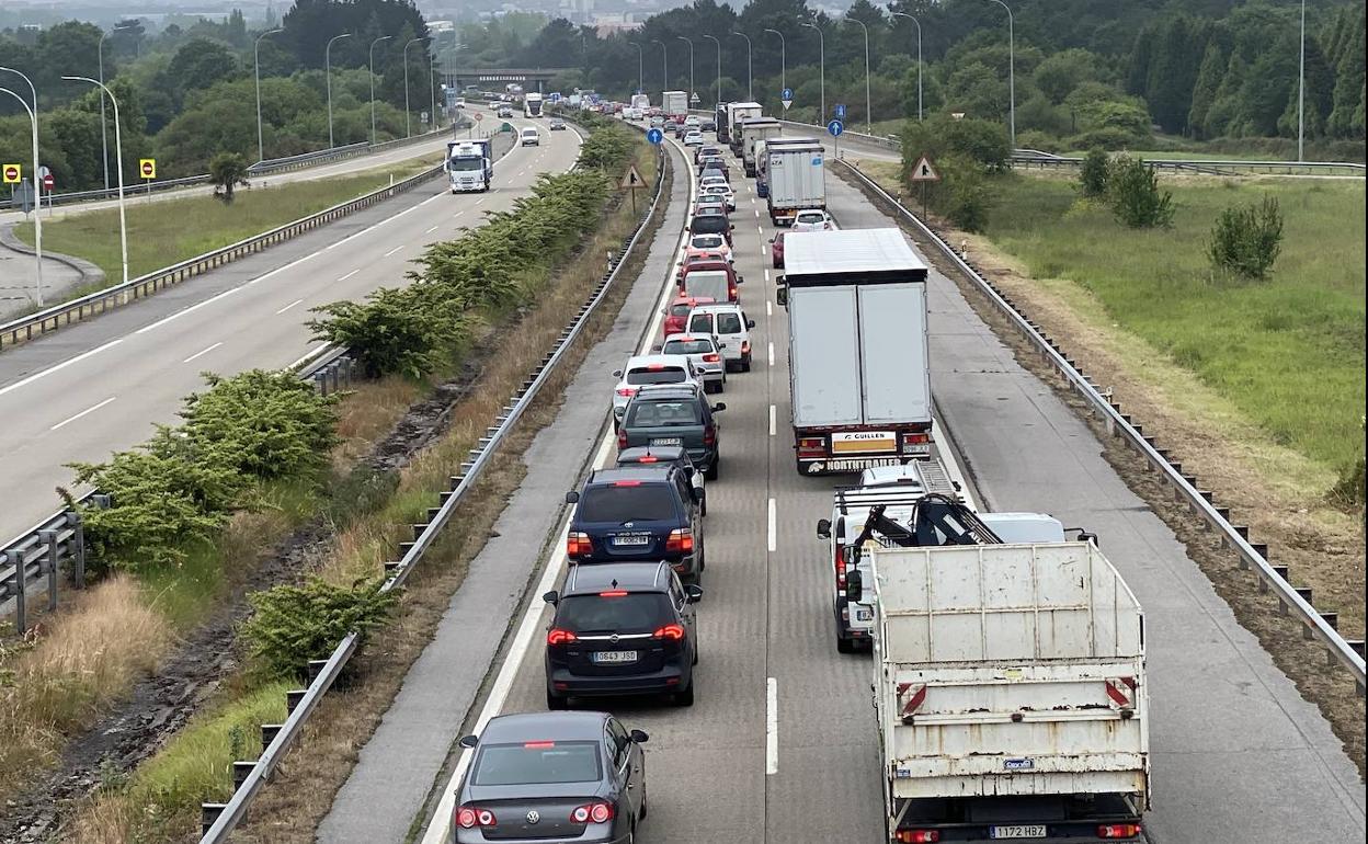 Tres horas de retenciones en la 'Y' por un accidente múltiple con cinco coches implicados