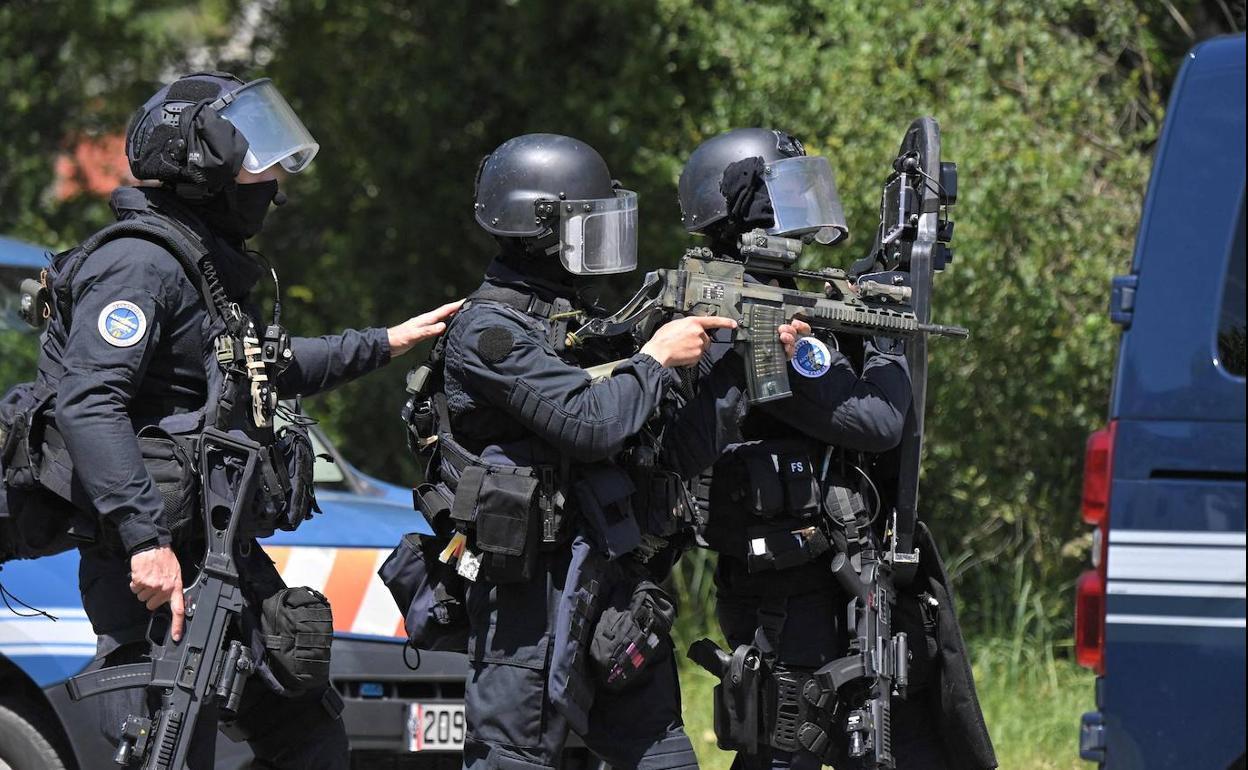 Miembros de los cuerpos especiales de la Gendarmería francesa desplegados en Nantes.