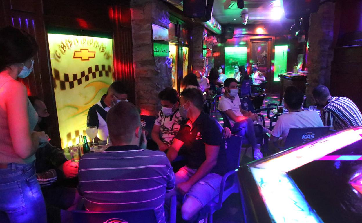 Jóvenes tomando algo el verano pasado en Oviedo.