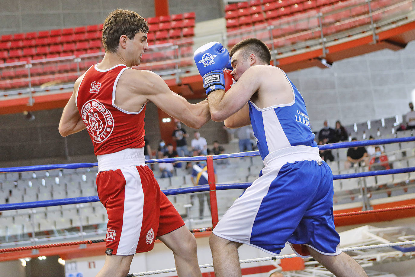 El Palacio de Deportes ha acogido este sábado las peleas de boxeo regional. La más relevante de todas fue la que enfrentó a Manuel García (Tíbet) contra David Hernández (Asturbox), dentro del peso welter. Finalmente el vencedor fue el primero. En el otro duelo que centró la mirada de los aficionados, Daniel Carazo (Yas) se impuso a Fabricio Maverik (Street), en los superpesados, por el mismo resultado.