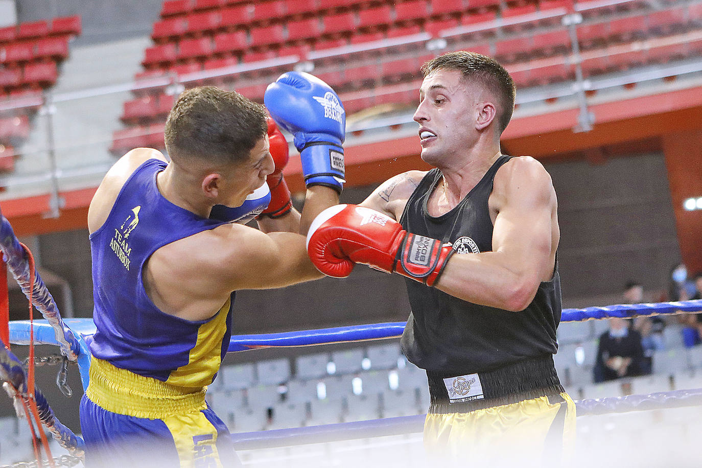 El Palacio de Deportes ha acogido este sábado las peleas de boxeo regional. La más relevante de todas fue la que enfrentó a Manuel García (Tíbet) contra David Hernández (Asturbox), dentro del peso welter. Finalmente el vencedor fue el primero. En el otro duelo que centró la mirada de los aficionados, Daniel Carazo (Yas) se impuso a Fabricio Maverik (Street), en los superpesados, por el mismo resultado.