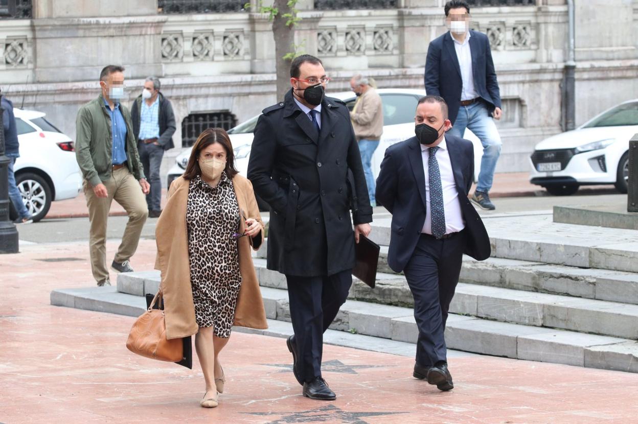 Adrián Barbón, ayer, a su llegada a la sede de Presidencia, momentos antes del consejo de gobierno. 