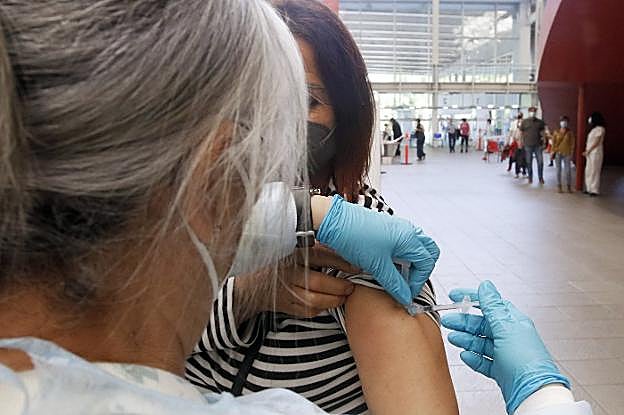 Los menores de 60 años ya vacunados con AstraZeneca podrán elegir la segunda dosis