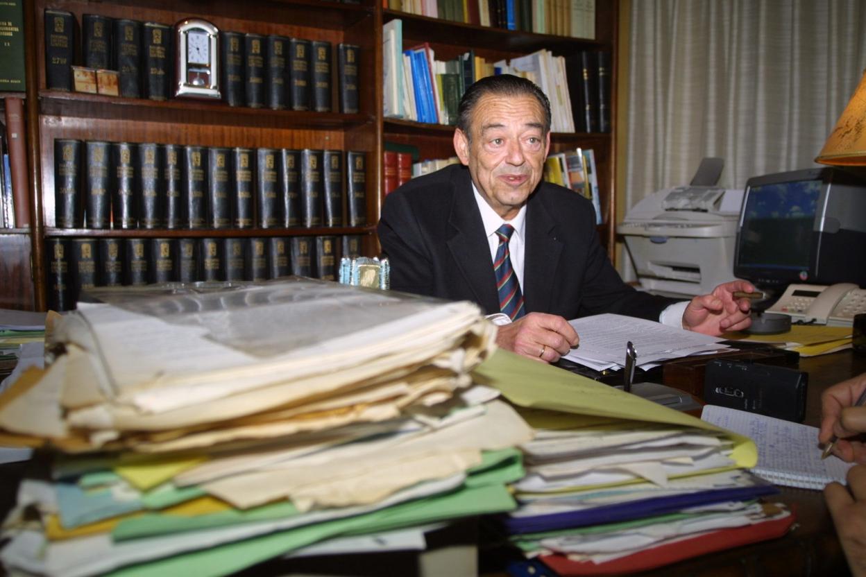 AntonioGonzález Colunga, en su despacho, hace unos años. 