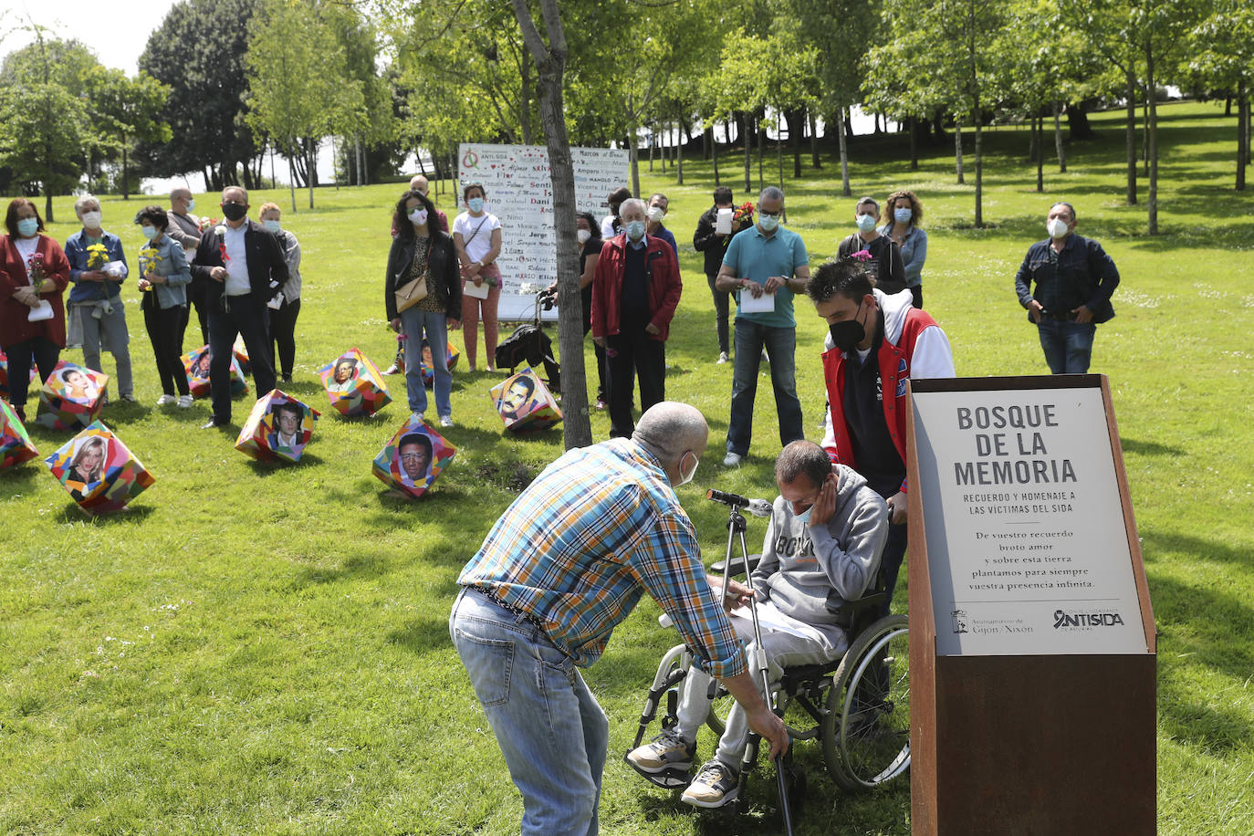 El memorial del sida en el Bosque de la Memoria de Los Pericones homenajeó a las víctimas de un enfermedad que necesita del reciclaje de los profesionales para entender su comportamiento en la actualidad.