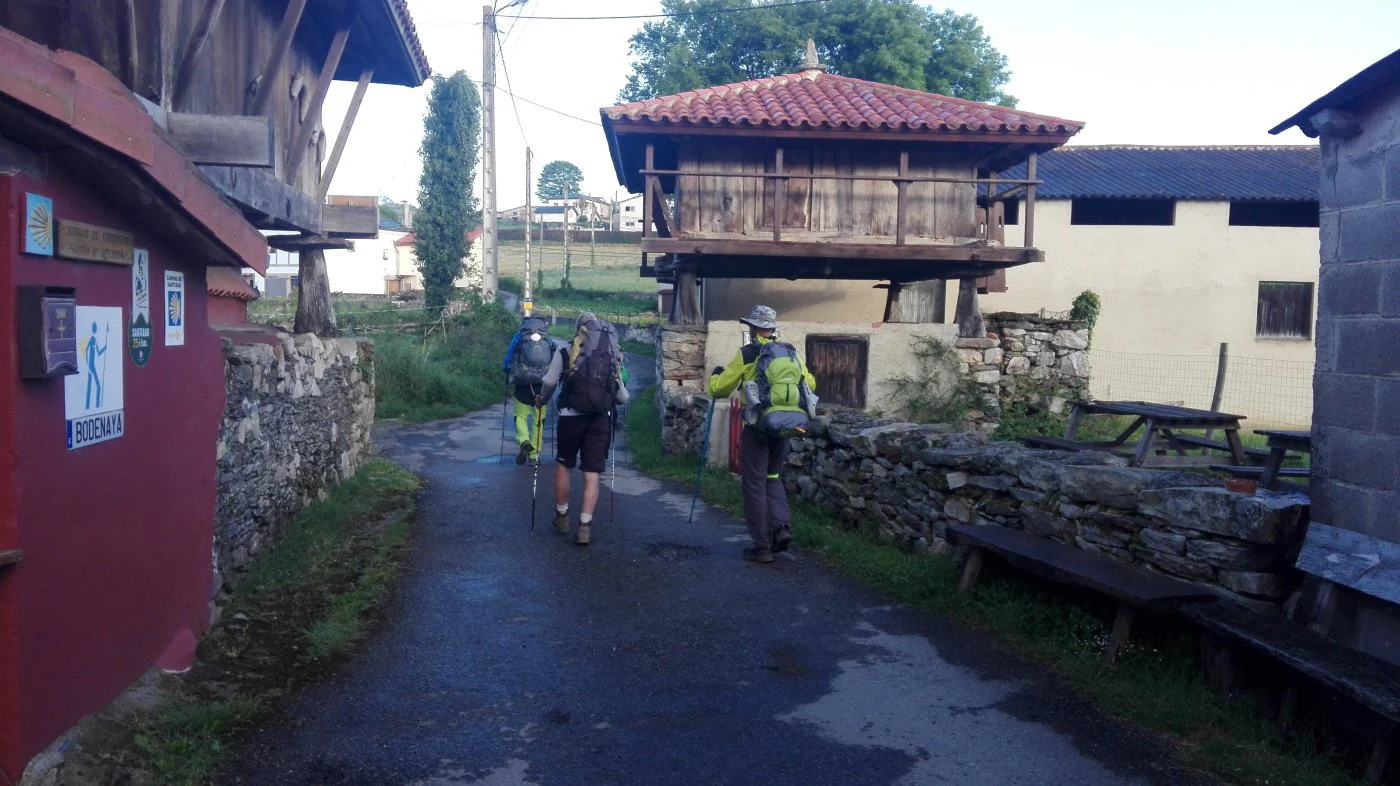 A caminar. Javi, José Antonio y Quico, tres peregrinos de Barcelona, salen del albergue de buena mañana para echar a andar. 