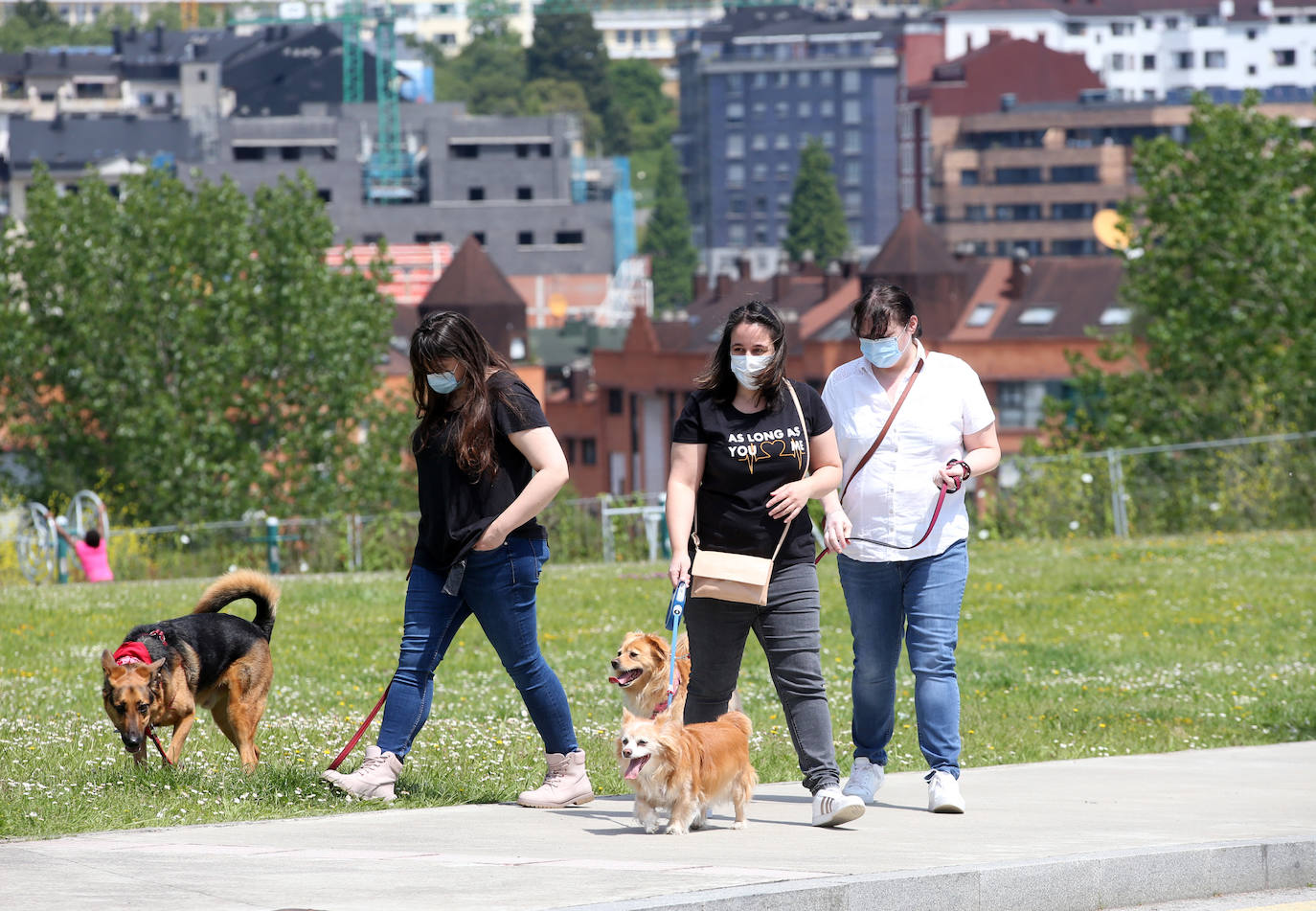 El calor y el buen tiempo ha animado a los asturianos a salir y disfrutar de las playas y de las terrazas en este último domingo de mayo en el que se han superado los 24 grados en varios puntos de la región 
