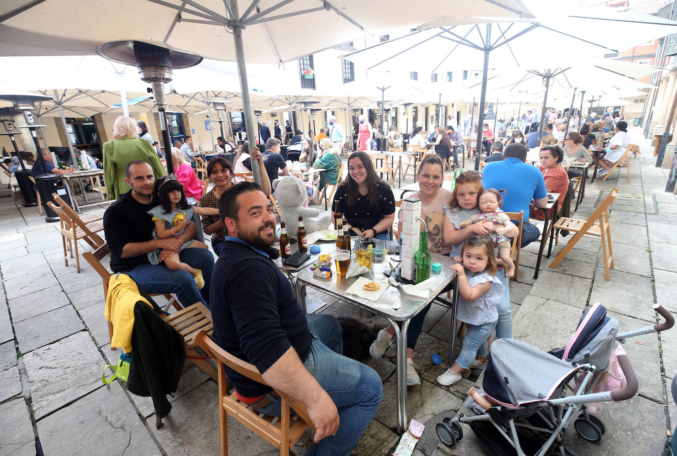 El calor y el buen tiempo ha animado a los asturianos a salir y disfrutar de las playas y de las terrazas en este último domingo de mayo en el que se han superado los 24 grados en varios puntos de la región 