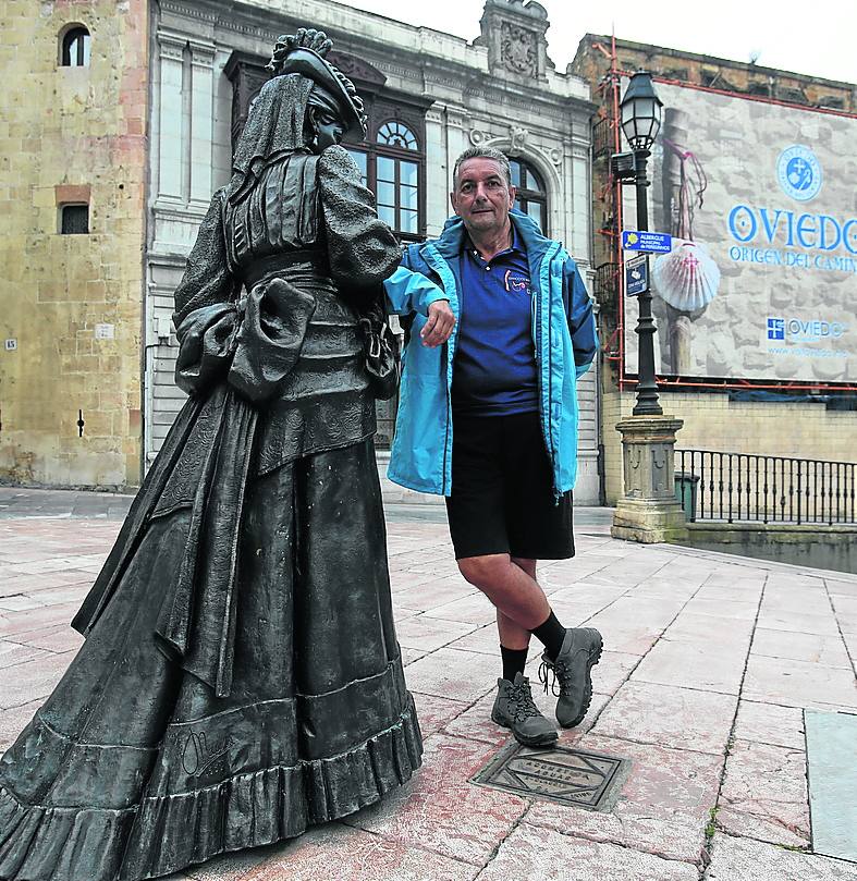 En Oviedo. Francisco Javier Reyero, de Madrid, que hace el Camino en un viaje organizado juntoa otras 40 personas.