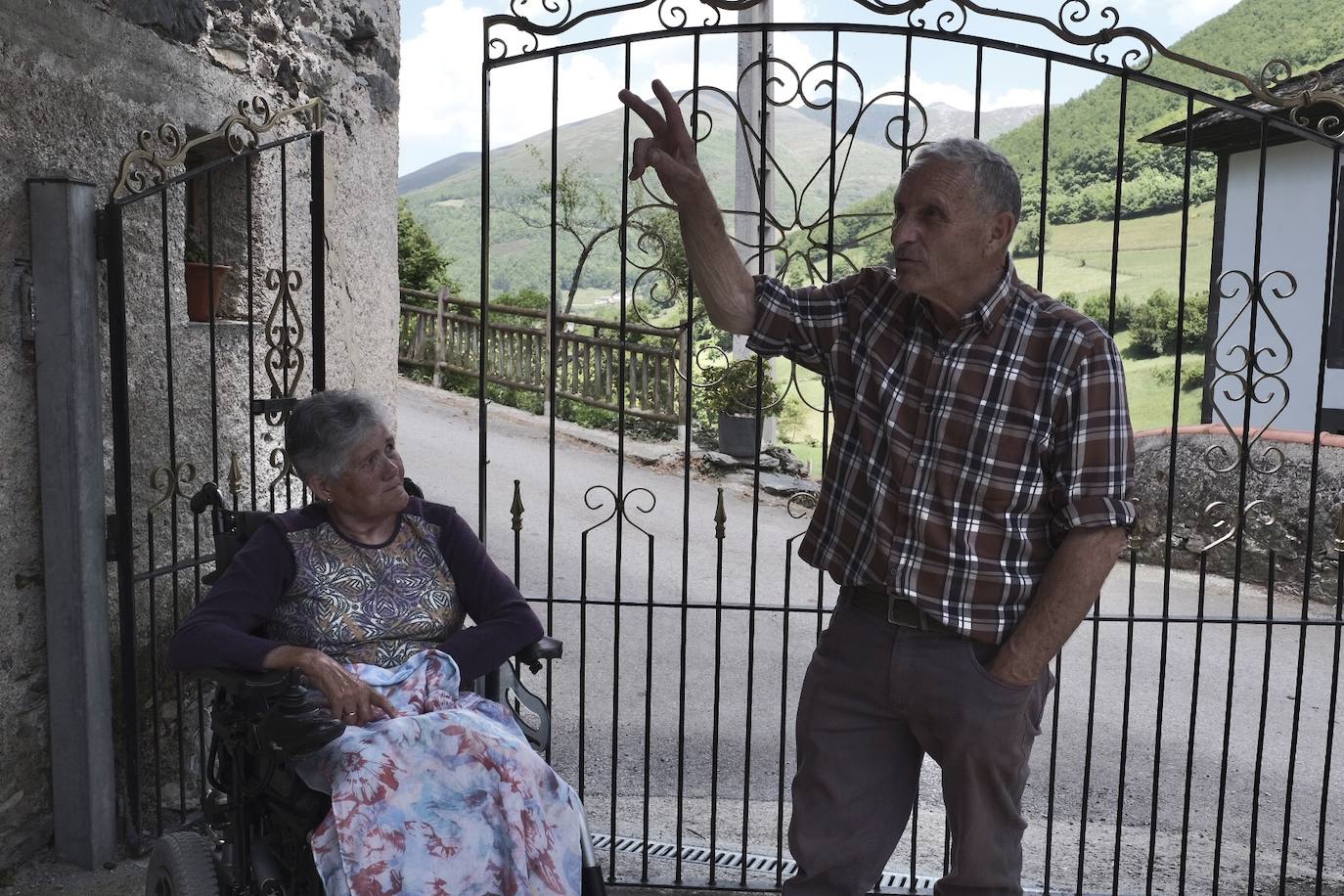 Una vecina de 75 años de Cangas del Narcea fue atacada por un oso en las inmediaciones del municipio. La mujer terminó con la pelvis rota y un desgarro en la cara por lo que fue trasladada al hospital.