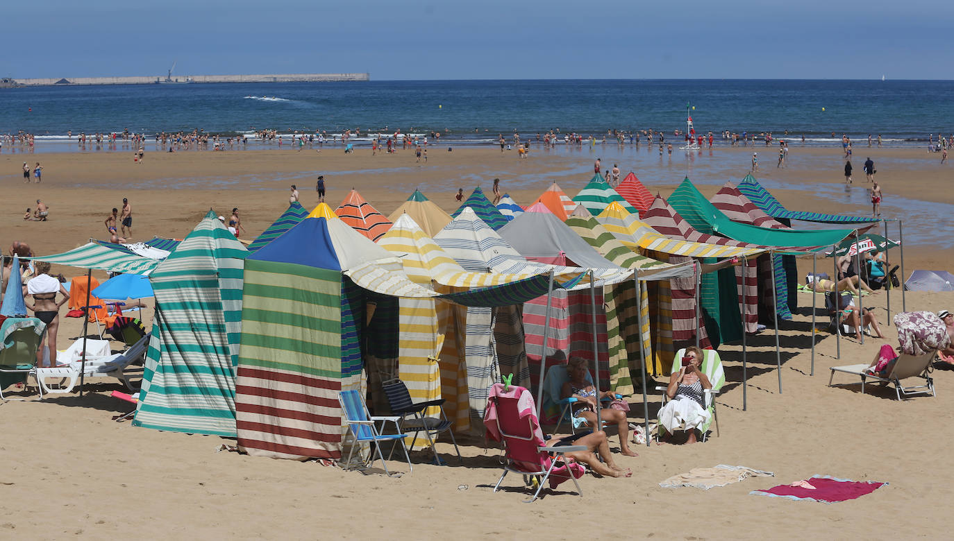 Este verano en el arenal gijonés no habrá ni casetas ni hamacas. La playa de San Lorenzo no contará un año más con estos tradicionales vestuarios que forman parte de la fisonomía de la playa desde que las generaciones pasadas y presentes tienen memoria. Si bien nacieron con la idea de constituir un pudoroso vestuario, enseguida los usuarios hicieron de ellas un verdadero club social y en la actualidad se han convertido en un referente turístico del verano gijonés. 