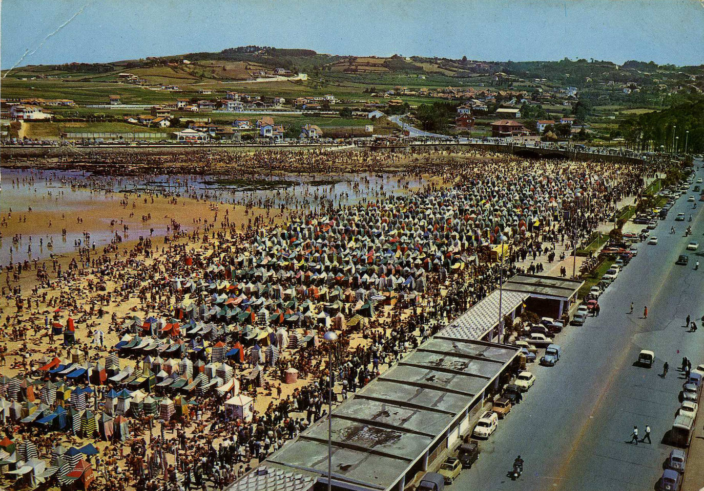 Este verano en el arenal gijonés no habrá ni casetas ni hamacas. La playa de San Lorenzo no contará un año más con estos tradicionales vestuarios que forman parte de la fisonomía de la playa desde que las generaciones pasadas y presentes tienen memoria. Si bien nacieron con la idea de constituir un pudoroso vestuario, enseguida los usuarios hicieron de ellas un verdadero club social y en la actualidad se han convertido en un referente turístico del verano gijonés. 