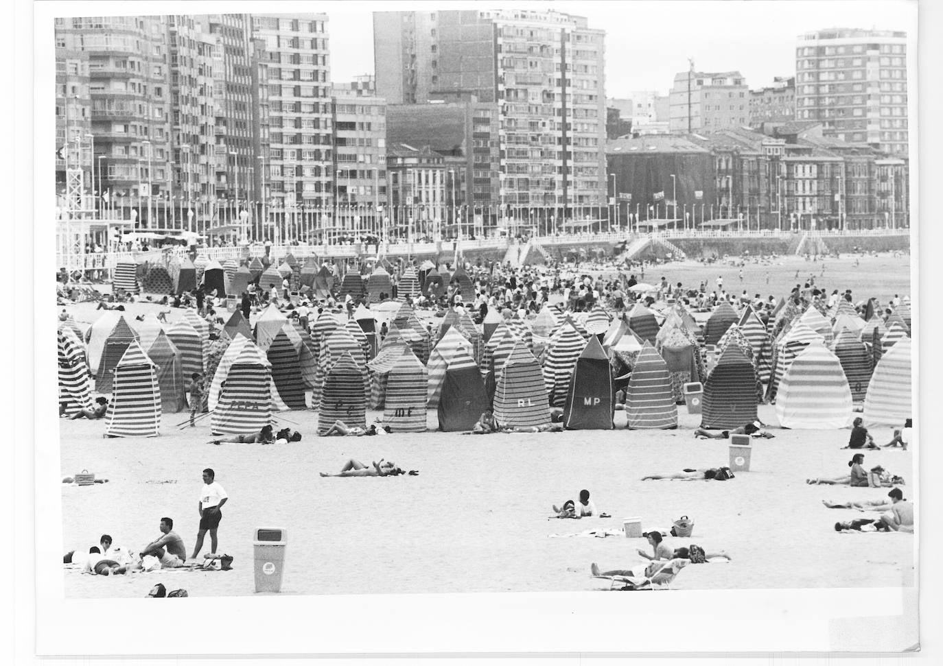 Este verano en el arenal gijonés no habrá ni casetas ni hamacas. La playa de San Lorenzo no contará un año más con estos tradicionales vestuarios que forman parte de la fisonomía de la playa desde que las generaciones pasadas y presentes tienen memoria. Si bien nacieron con la idea de constituir un pudoroso vestuario, enseguida los usuarios hicieron de ellas un verdadero club social y en la actualidad se han convertido en un referente turístico del verano gijonés. 