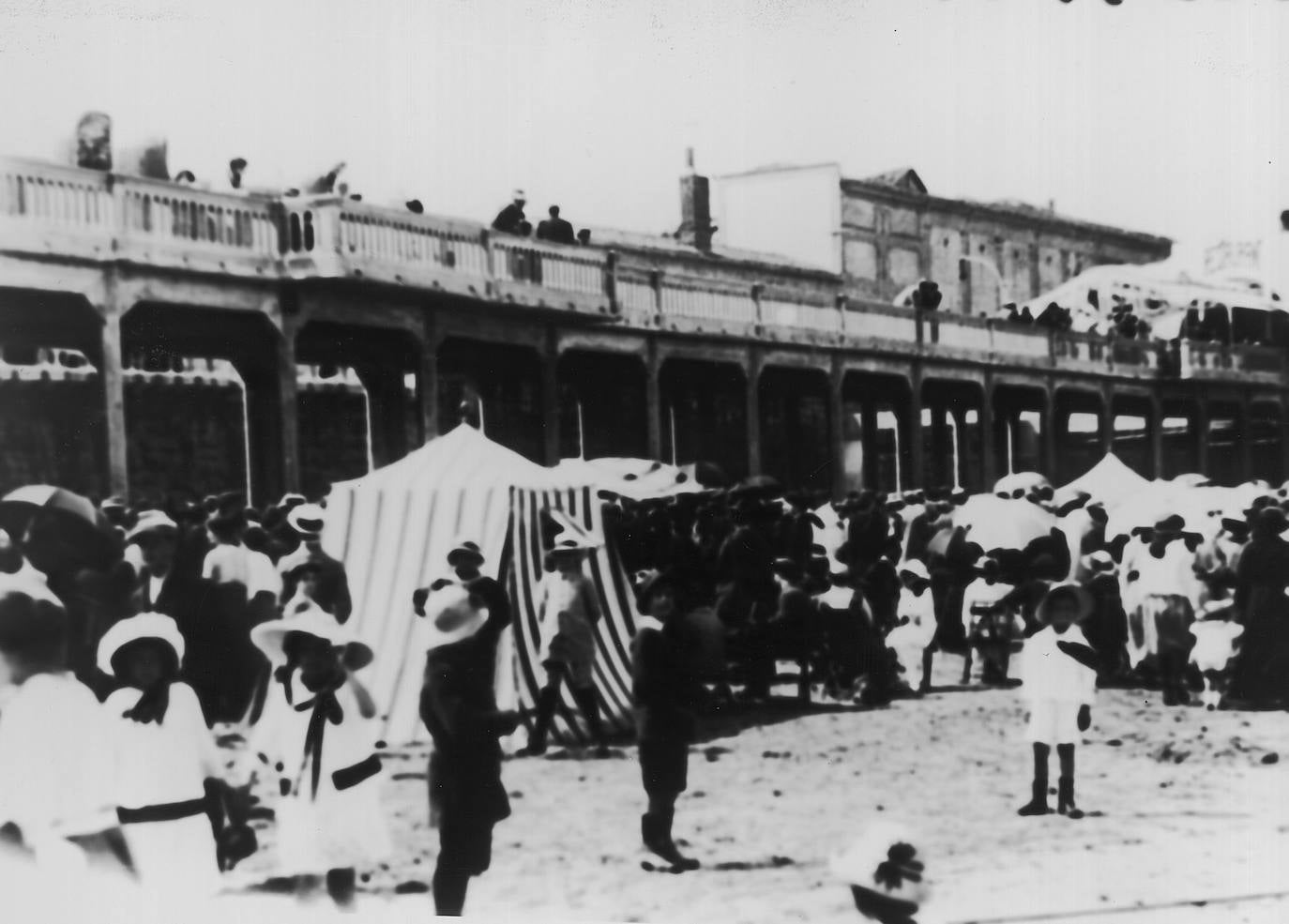 Este verano en el arenal gijonés no habrá ni casetas ni hamacas. La playa de San Lorenzo no contará un año más con estos tradicionales vestuarios que forman parte de la fisonomía de la playa desde que las generaciones pasadas y presentes tienen memoria. Si bien nacieron con la idea de constituir un pudoroso vestuario, enseguida los usuarios hicieron de ellas un verdadero club social y en la actualidad se han convertido en un referente turístico del verano gijonés. 
