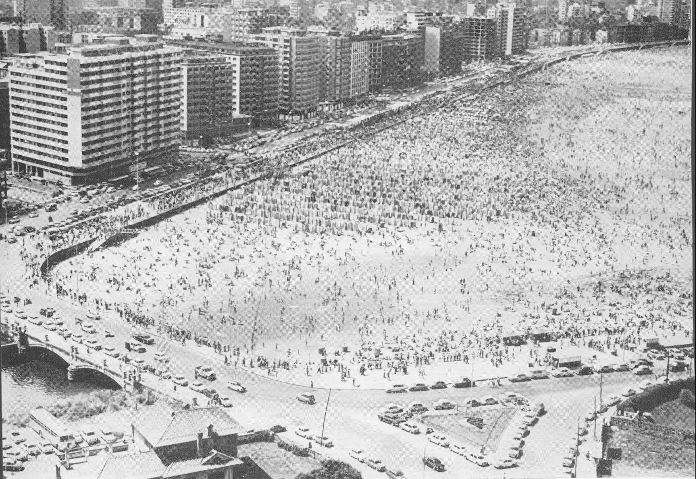 Este verano en el arenal gijonés no habrá ni casetas ni hamacas. La playa de San Lorenzo no contará un año más con estos tradicionales vestuarios que forman parte de la fisonomía de la playa desde que las generaciones pasadas y presentes tienen memoria. Si bien nacieron con la idea de constituir un pudoroso vestuario, enseguida los usuarios hicieron de ellas un verdadero club social y en la actualidad se han convertido en un referente turístico del verano gijonés. 