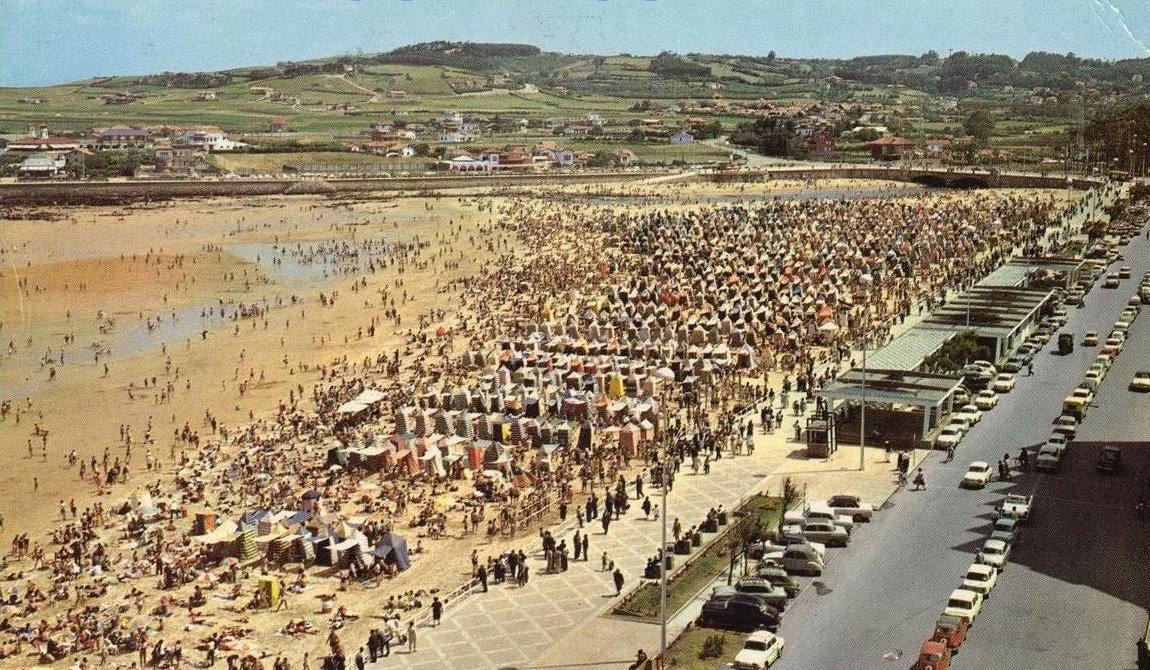 Este verano en el arenal gijonés no habrá ni casetas ni hamacas. La playa de San Lorenzo no contará un año más con estos tradicionales vestuarios que forman parte de la fisonomía de la playa desde que las generaciones pasadas y presentes tienen memoria. Si bien nacieron con la idea de constituir un pudoroso vestuario, enseguida los usuarios hicieron de ellas un verdadero club social y en la actualidad se han convertido en un referente turístico del verano gijonés. 