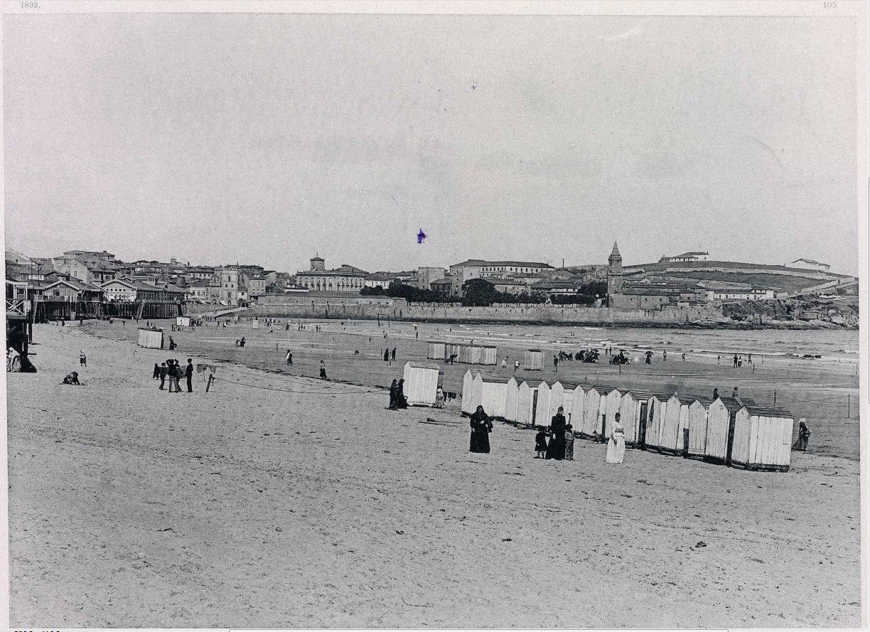 Este verano en el arenal gijonés no habrá ni casetas ni hamacas. La playa de San Lorenzo no contará un año más con estos tradicionales vestuarios que forman parte de la fisonomía de la playa desde que las generaciones pasadas y presentes tienen memoria. Si bien nacieron con la idea de constituir un pudoroso vestuario, enseguida los usuarios hicieron de ellas un verdadero club social y en la actualidad se han convertido en un referente turístico del verano gijonés. 