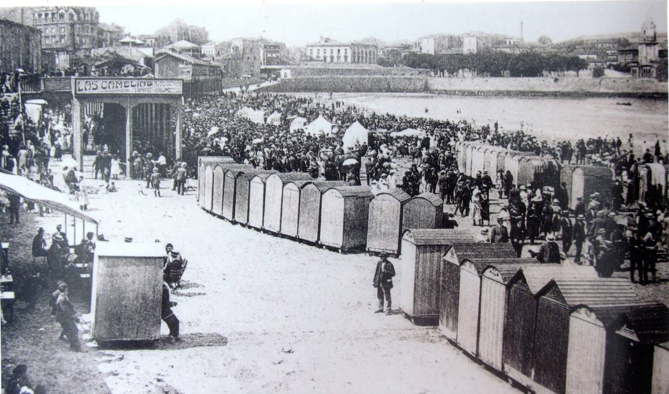 Este verano en el arenal gijonés no habrá ni casetas ni hamacas. La playa de San Lorenzo no contará un año más con estos tradicionales vestuarios que forman parte de la fisonomía de la playa desde que las generaciones pasadas y presentes tienen memoria. Si bien nacieron con la idea de constituir un pudoroso vestuario, enseguida los usuarios hicieron de ellas un verdadero club social y en la actualidad se han convertido en un referente turístico del verano gijonés. 
