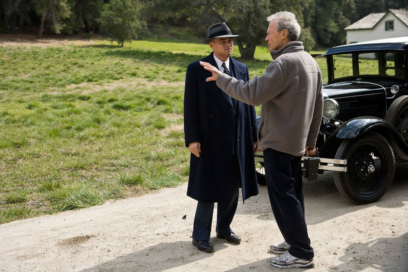 La trayectoria vital de Clint Eastwood refleja el valor de la madurez. A sus 91 años, que festeja hoy 31 de mayo, permanece en activo y alumbra, al aplauso de la crítica, producciones cinematográficas que llevan al americano anodino a la gran pantalla convertido en protagonista de sus films. Sus trabajos frente a la cámara constatan que sus espléndidas dotes de actor se quedan cortas frente a la maestría que exhibe en la dirección. Cinco estatuillas de los Oscar constatan el valor de su trabajo.. 