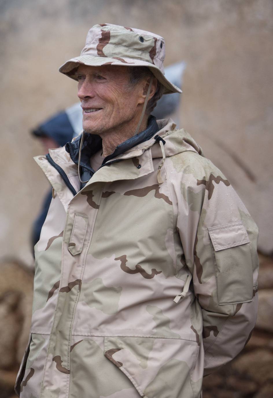 La trayectoria vital de Clint Eastwood refleja el valor de la madurez. A sus 91 años, que festeja hoy 31 de mayo, permanece en activo y alumbra, al aplauso de la crítica, producciones cinematográficas que llevan al americano anodino a la gran pantalla convertido en protagonista de sus films. Sus trabajos frente a la cámara constatan que sus espléndidas dotes de actor se quedan cortas frente a la maestría que exhibe en la dirección. Cinco estatuillas de los Oscar constatan el valor de su trabajo.. 