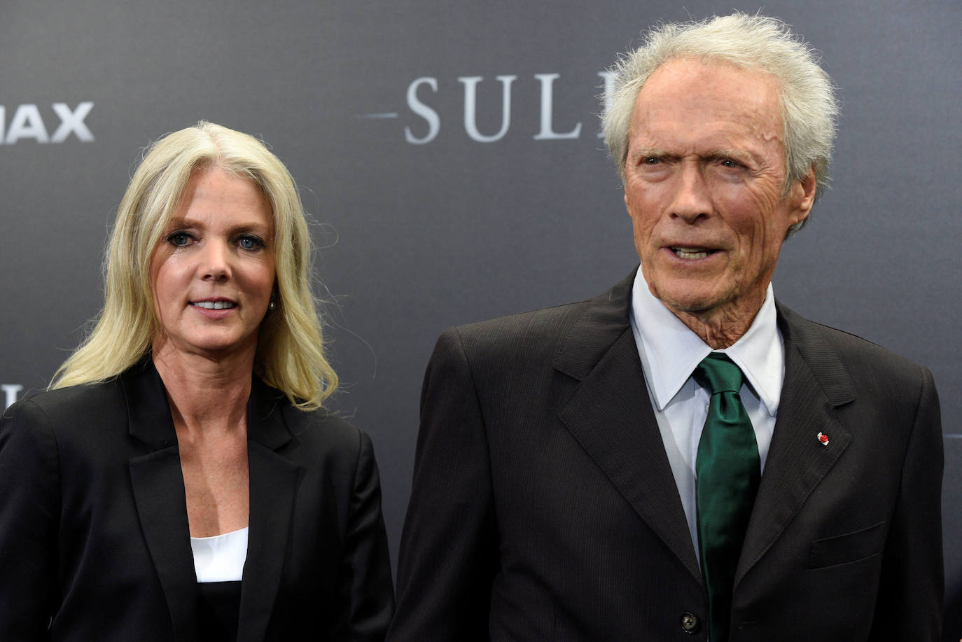 La trayectoria vital de Clint Eastwood refleja el valor de la madurez. A sus 91 años, que festeja hoy 31 de mayo, permanece en activo y alumbra, al aplauso de la crítica, producciones cinematográficas que llevan al americano anodino a la gran pantalla convertido en protagonista de sus films. Sus trabajos frente a la cámara constatan que sus espléndidas dotes de actor se quedan cortas frente a la maestría que exhibe en la dirección. Cinco estatuillas de los Oscar constatan el valor de su trabajo.. 