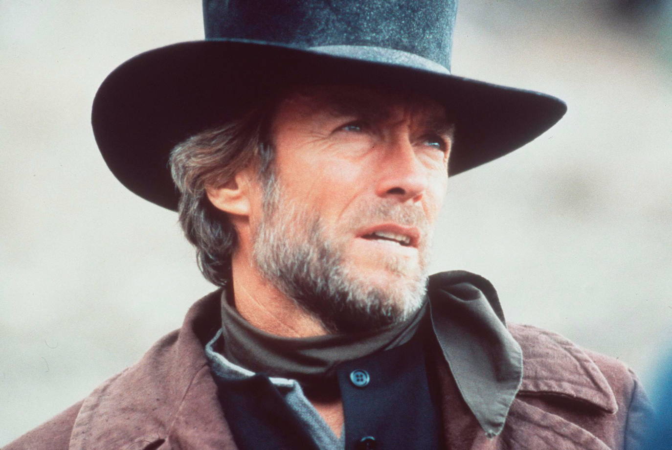 La trayectoria vital de Clint Eastwood refleja el valor de la madurez. A sus 91 años, que festeja hoy 31 de mayo, permanece en activo y alumbra, al aplauso de la crítica, producciones cinematográficas que llevan al americano anodino a la gran pantalla convertido en protagonista de sus films. Sus trabajos frente a la cámara constatan que sus espléndidas dotes de actor se quedan cortas frente a la maestría que exhibe en la dirección. Cinco estatuillas de los Oscar constatan el valor de su trabajo.. 