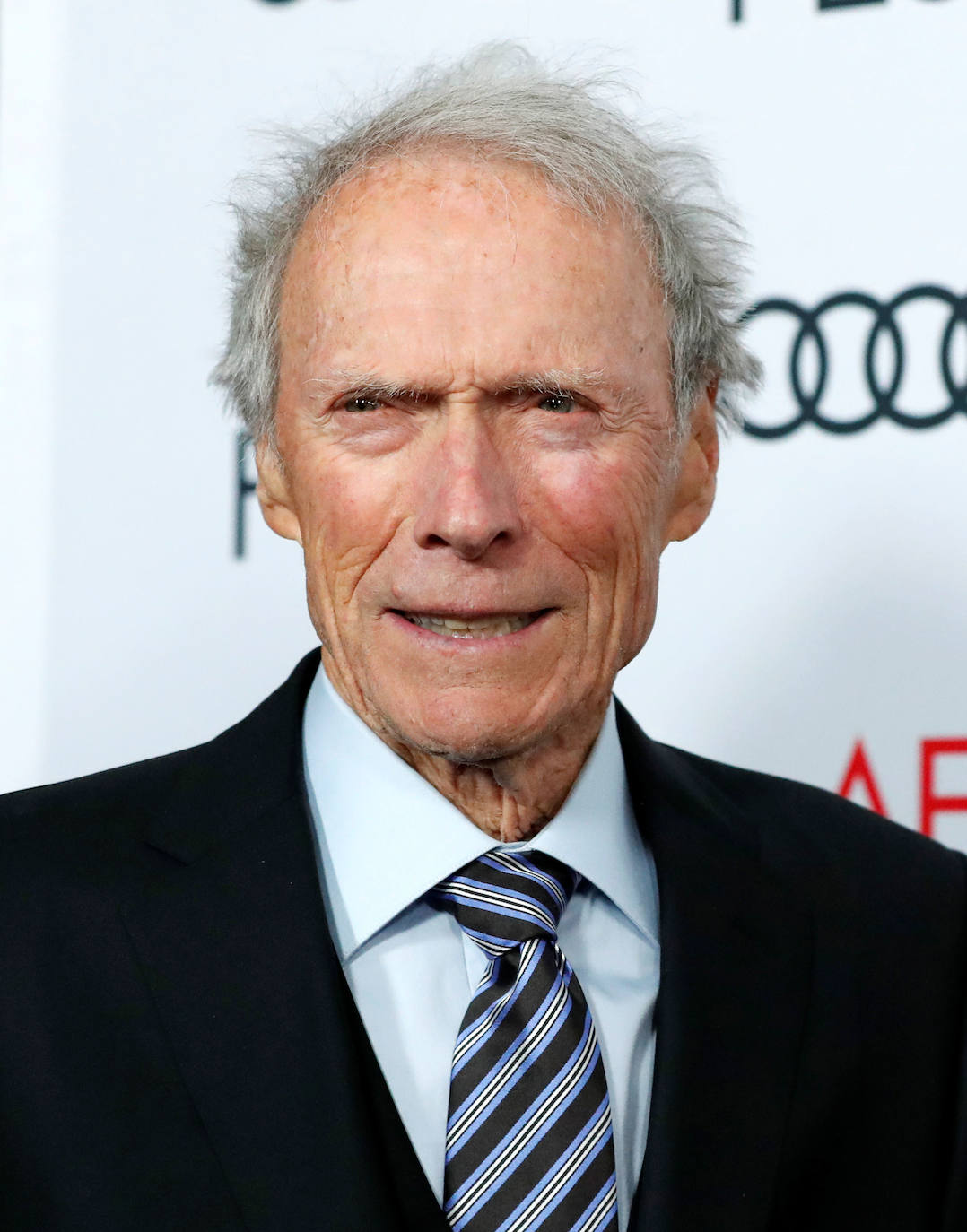 La trayectoria vital de Clint Eastwood refleja el valor de la madurez. A sus 91 años, que festeja hoy 31 de mayo, permanece en activo y alumbra, al aplauso de la crítica, producciones cinematográficas que llevan al americano anodino a la gran pantalla convertido en protagonista de sus films. Sus trabajos frente a la cámara constatan que sus espléndidas dotes de actor se quedan cortas frente a la maestría que exhibe en la dirección. Cinco estatuillas de los Oscar constatan el valor de su trabajo.. 