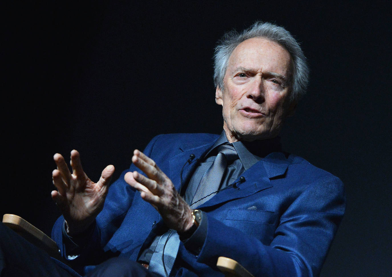 La trayectoria vital de Clint Eastwood refleja el valor de la madurez. A sus 91 años, que festeja hoy 31 de mayo, permanece en activo y alumbra, al aplauso de la crítica, producciones cinematográficas que llevan al americano anodino a la gran pantalla convertido en protagonista de sus films. Sus trabajos frente a la cámara constatan que sus espléndidas dotes de actor se quedan cortas frente a la maestría que exhibe en la dirección. Cinco estatuillas de los Oscar constatan el valor de su trabajo.. 