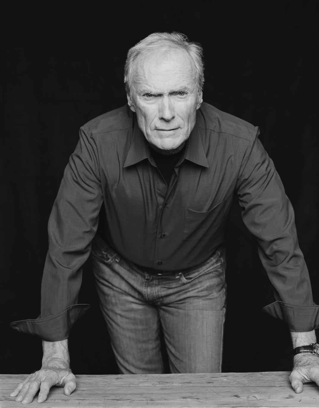 La trayectoria vital de Clint Eastwood refleja el valor de la madurez. A sus 91 años, que festeja hoy 31 de mayo, permanece en activo y alumbra, al aplauso de la crítica, producciones cinematográficas que llevan al americano anodino a la gran pantalla convertido en protagonista de sus films. Sus trabajos frente a la cámara constatan que sus espléndidas dotes de actor se quedan cortas frente a la maestría que exhibe en la dirección. Cinco estatuillas de los Oscar constatan el valor de su trabajo.. 