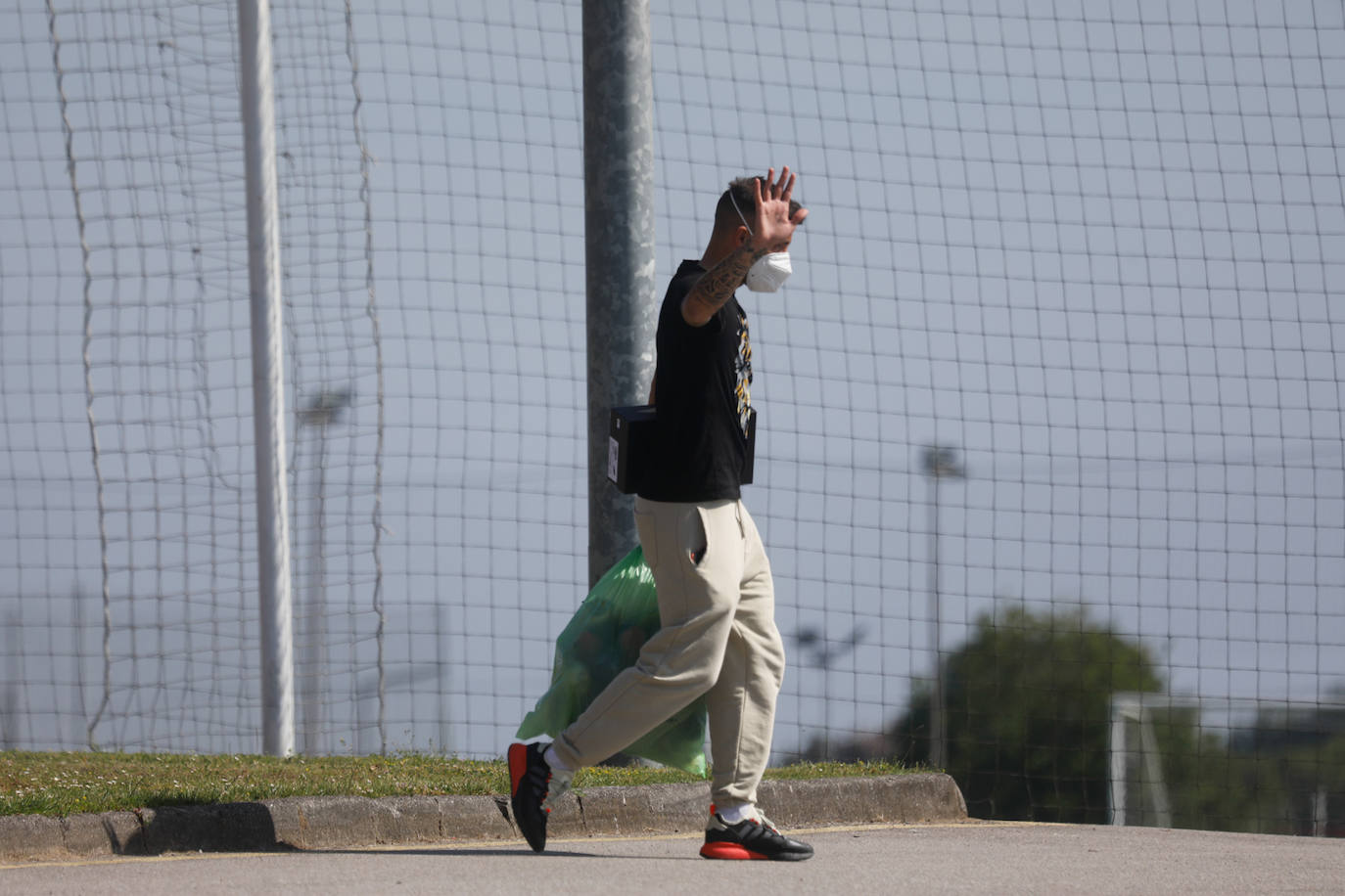 Algunos no volverán a las instalaciones sportinguistas, y otros lo harán el próximo 5 de julio cuando comience la pretemporada. Este lunes ha sido jornada de despedidas entre los integrantes de las filas rojiblancas. 