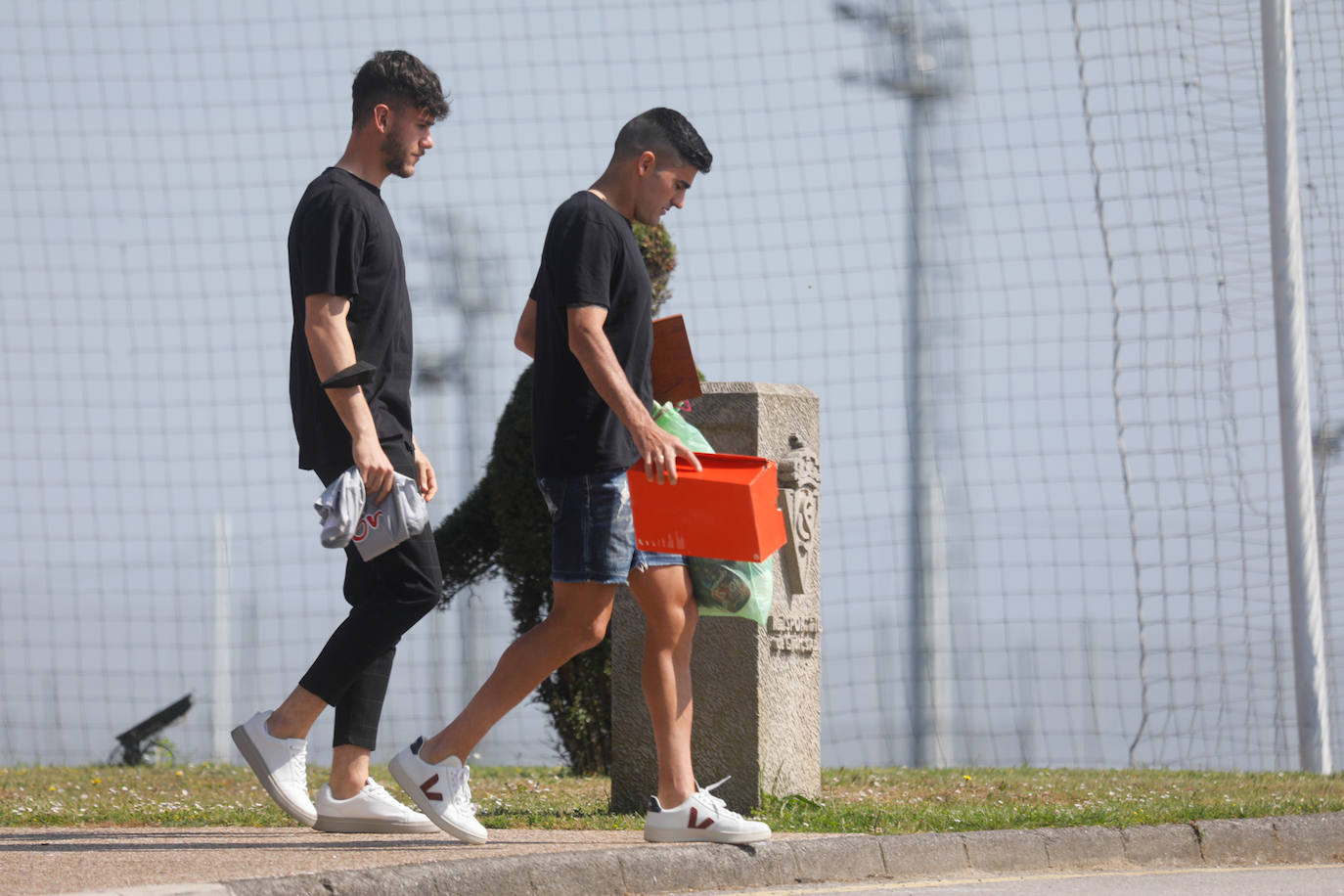 Algunos no volverán a las instalaciones sportinguistas, y otros lo harán el próximo 5 de julio cuando comience la pretemporada. Este lunes ha sido jornada de despedidas entre los integrantes de las filas rojiblancas. 