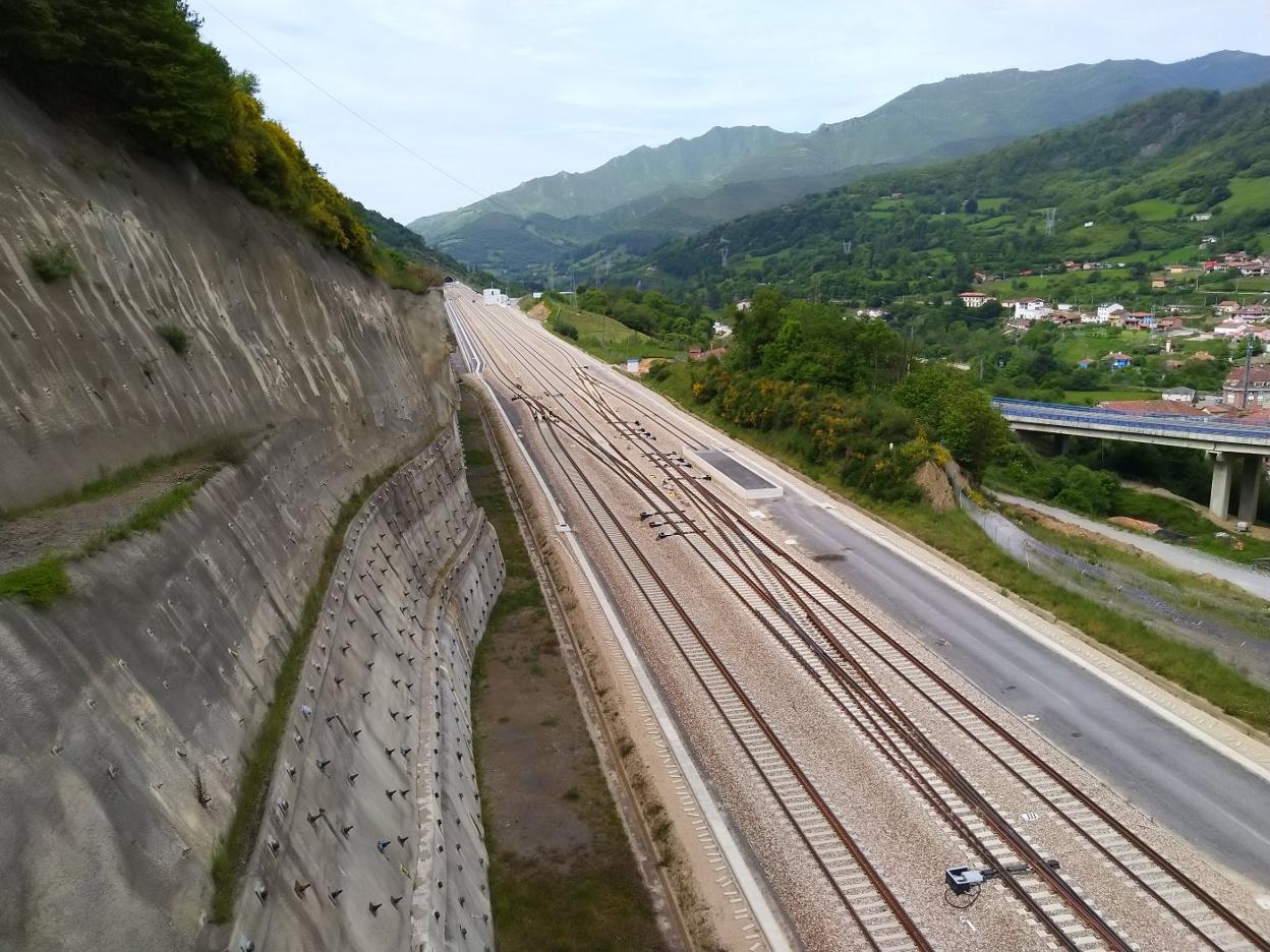 Apartadero de Campomanes, con una playa de vías lista para que los trenes de mercancías se echen a un lado y dejen paso a los de pasajeros. 