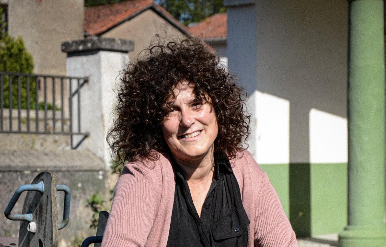 La directora del CRA Bajo Nalón, Begoña Artime, en el patio de la escuela de Peñaullán. 