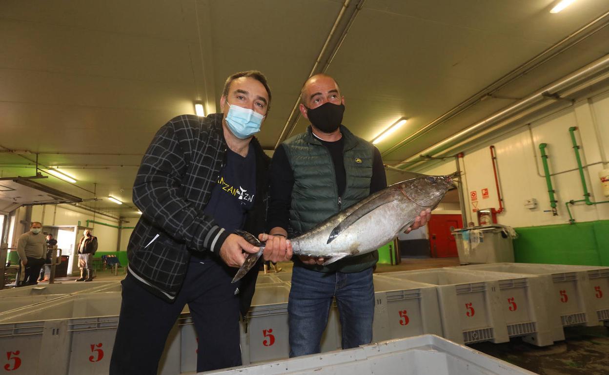 Íñigo Oronoz, patrón del 'Gaztelugatxeko Doniene' y Armando Prendes, responsable de pescaderías de Alimerka, hoy, en la rula de Avilés. 