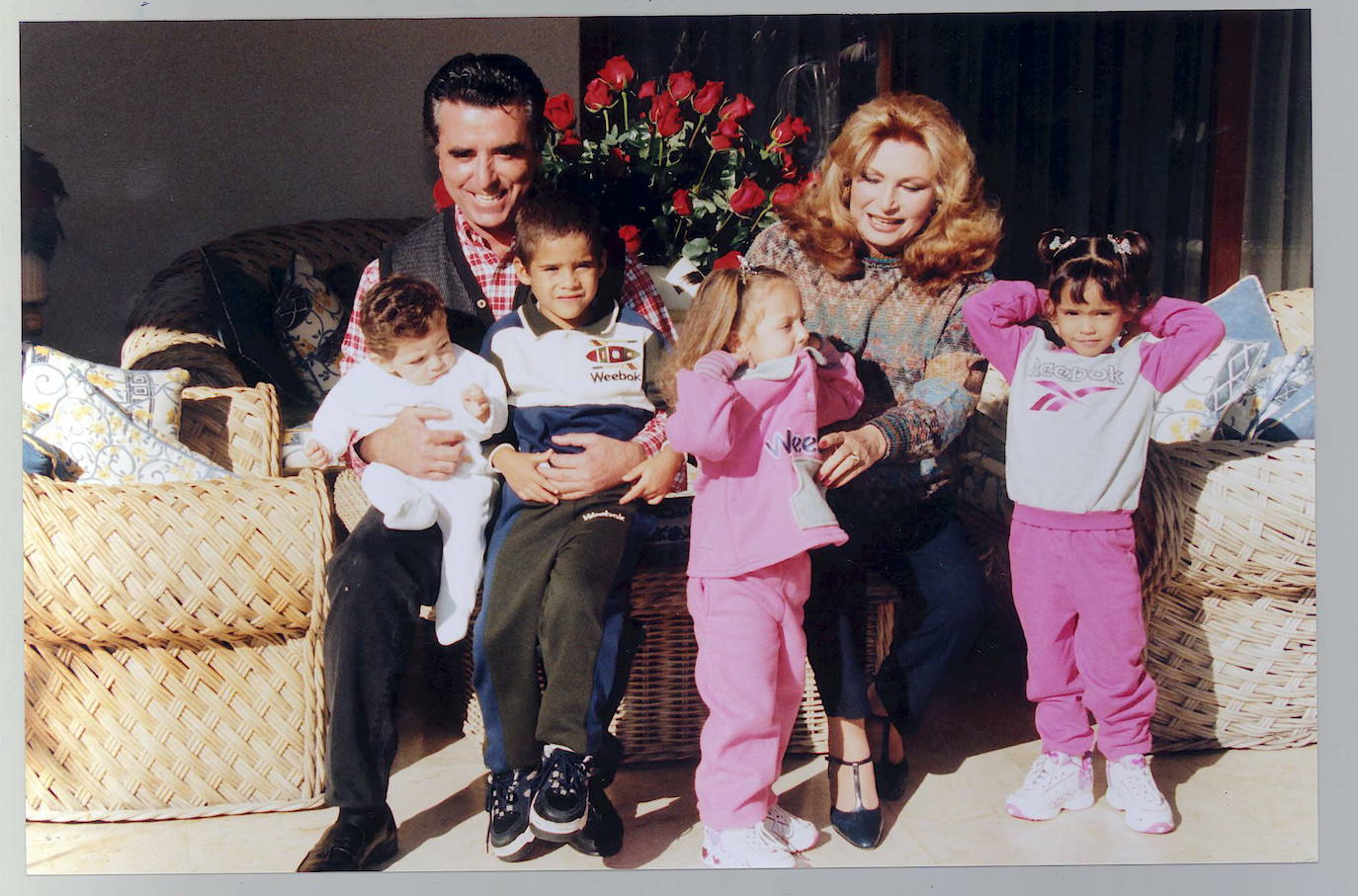 1999. Ortega Cano y Rocío Jurado junto a sus hijos adoptivos Gloria Camila y José Fernando y sus nietos Rocío y David Flores 