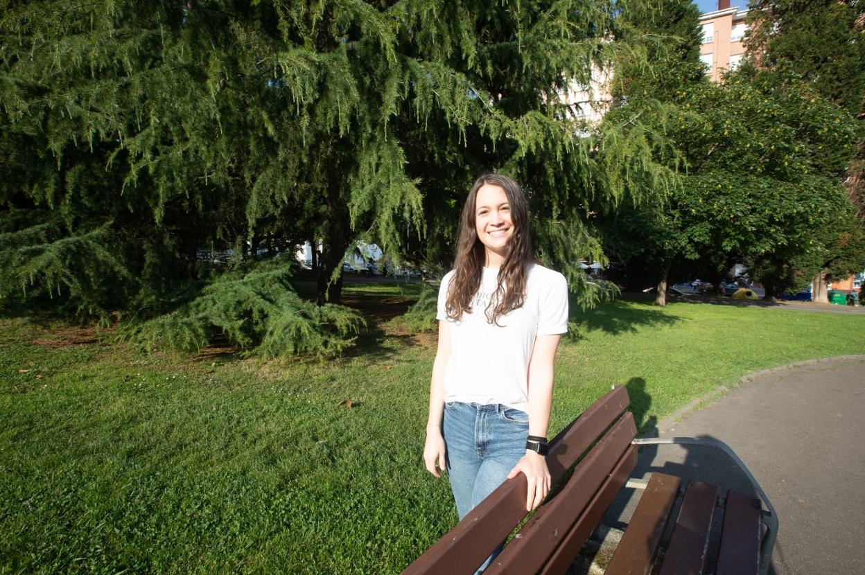 Cristina Menéndez en el barrio de Villalegre, donde vive. 