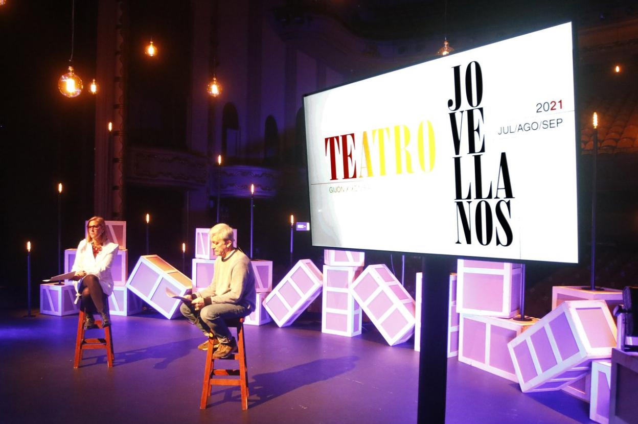 La gerente de Divertia, Lara Martínez, y el programador del Jovellanos, Antonio Criado. 