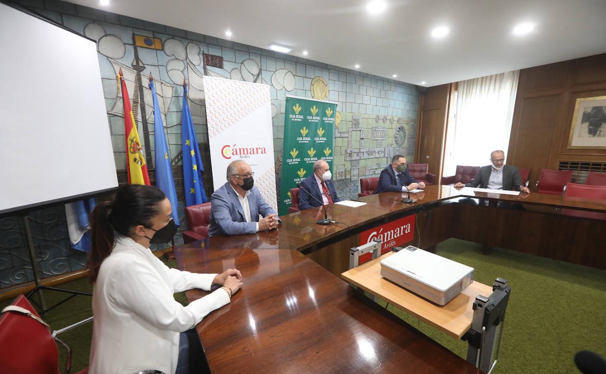 La presentación de la feria tuvo lugar en la sede de la Cámara de Comercio de Avilés, con presencia de representantes de ASPA y de Caja Rural. 