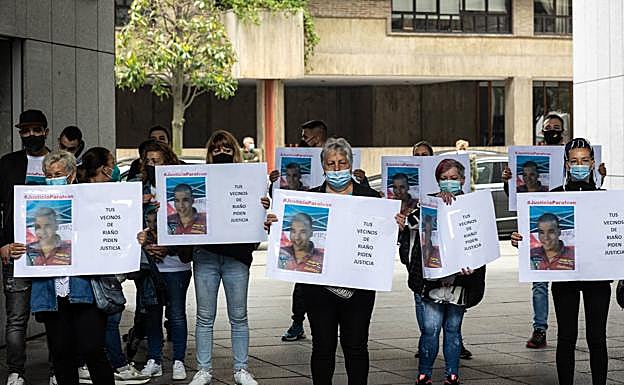 Numerosos vecinos del distrito de Riaño acudieron a Oviedo para pedir justicia por el asesinato del joven langreano en diciembre de 2017. 