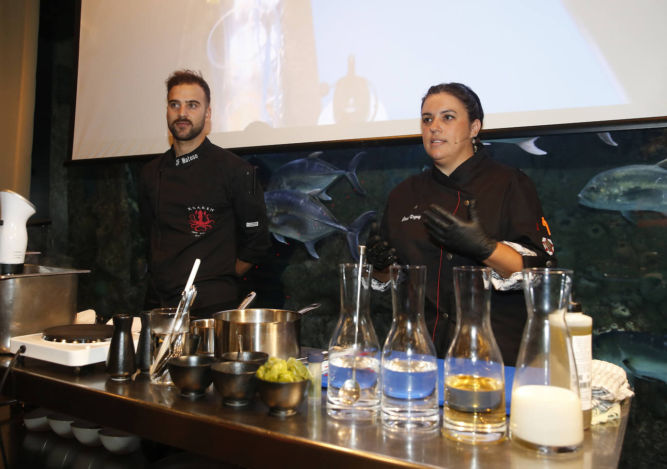 La chef del restaurante Kraken muestra cómo usar ingredientes del Cantábrico para elaborar un risotto con algas y un postre en el Acuario de Gijón