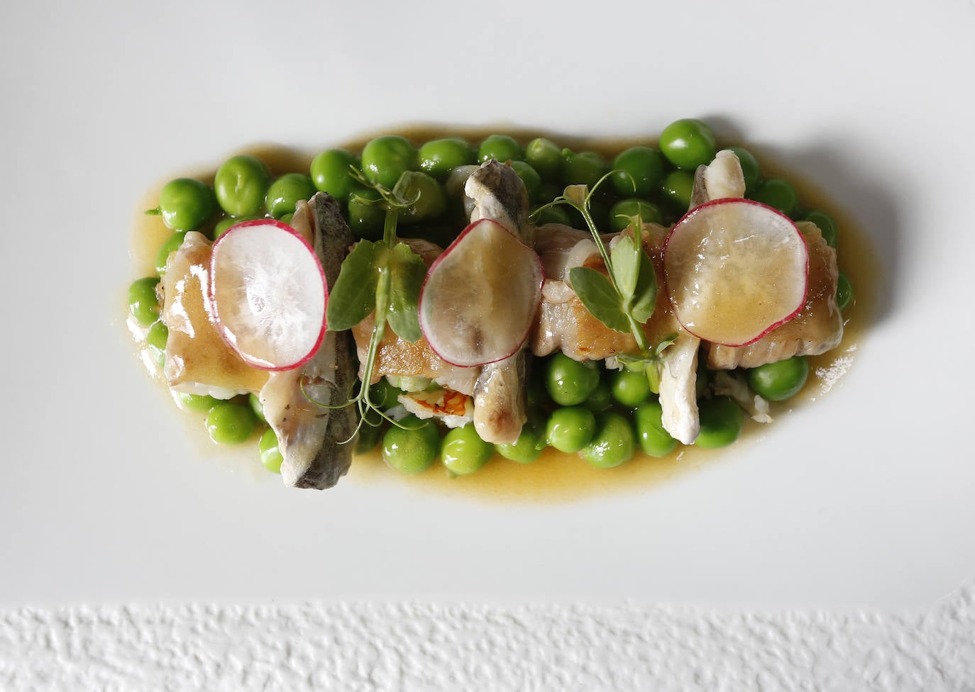 Ravioli de panceta ibérica y centollo con guisantes elaborado por Lara Roguez para un especial sobre arbeyos de 'Yantar'.