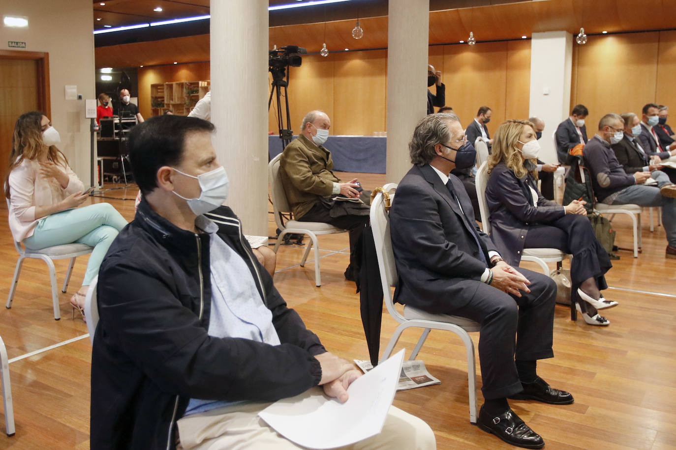 El Fórum de EL COMERCIO, que contó con el patrocinio del Banco Sabadell, analizó este jueves los riesgos y oportunidades del cambio climático. El acto contó con la presencia de Íñigo Losada, catedrático de Ingeniería Hidráulica de la Universidad de Cantabria y director de investigación del Instituto de Hidráulica Ambiental, y de Pablo Junceda, director general de Sabadell Herrero.