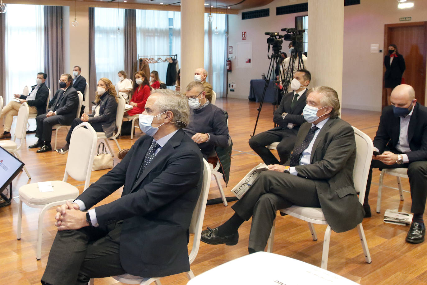 El Fórum de EL COMERCIO, que contó con el patrocinio del Banco Sabadell, analizó este jueves los riesgos y oportunidades del cambio climático. El acto contó con la presencia de Íñigo Losada, catedrático de Ingeniería Hidráulica de la Universidad de Cantabria y director de investigación del Instituto de Hidráulica Ambiental, y de Pablo Junceda, director general de Sabadell Herrero.