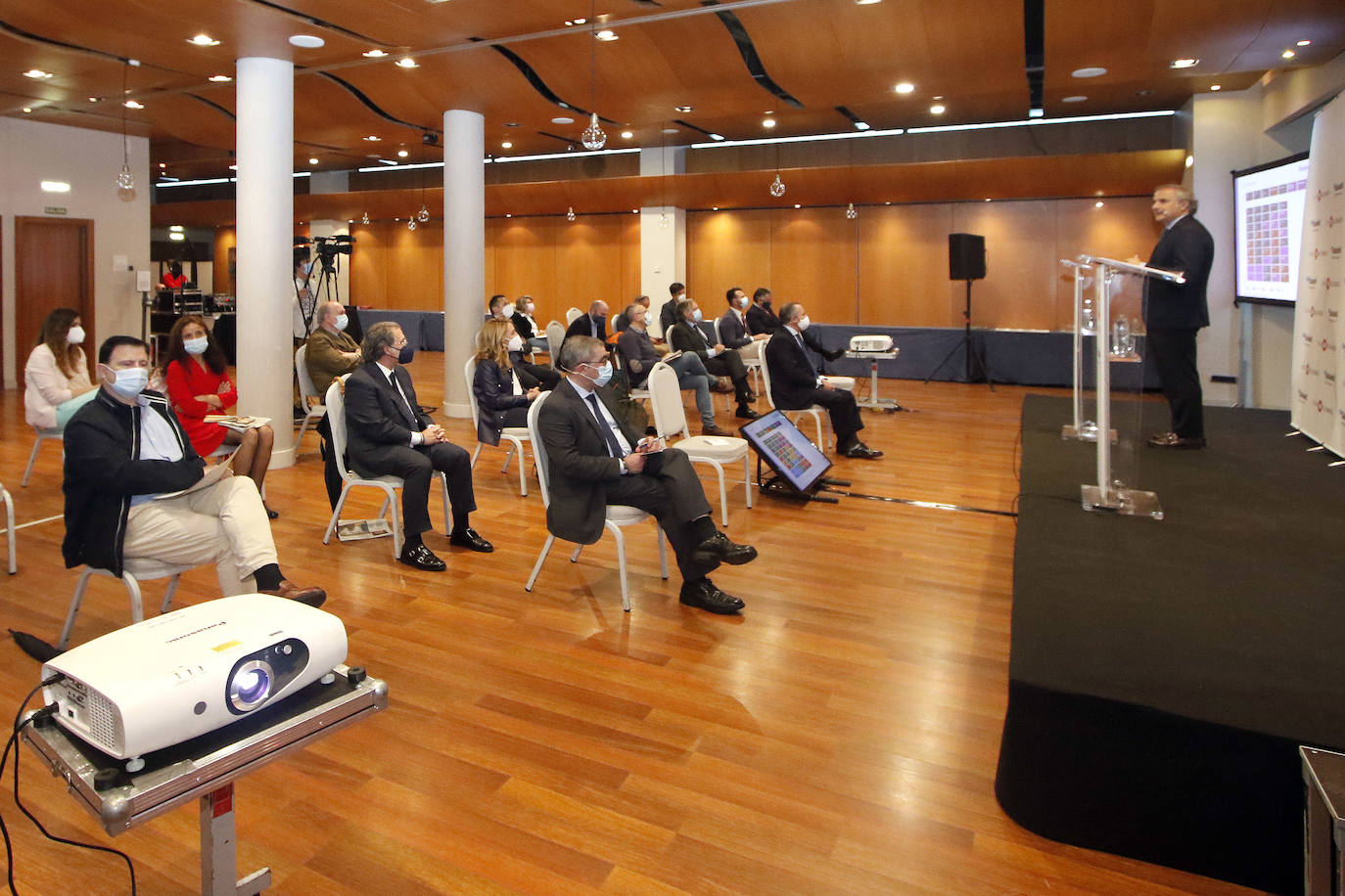 El Fórum de EL COMERCIO, que contó con el patrocinio del Banco Sabadell, analizó este jueves los riesgos y oportunidades del cambio climático. El acto contó con la presencia de Íñigo Losada, catedrático de Ingeniería Hidráulica de la Universidad de Cantabria y director de investigación del Instituto de Hidráulica Ambiental, y de Pablo Junceda, director general de Sabadell Herrero.