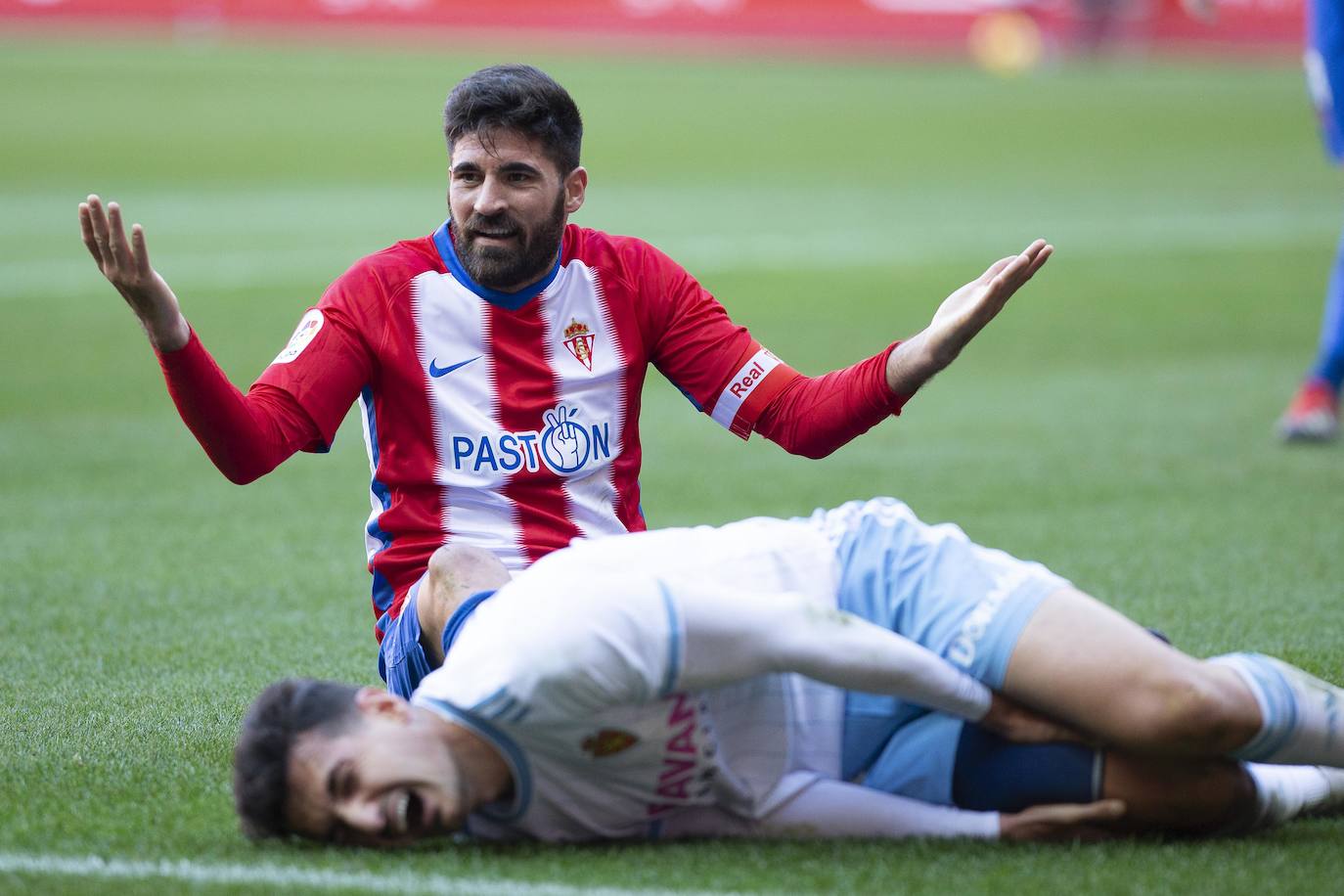 Acompañado de su familia, compañeros y directivos, el capitán Carmona se despidió tras nueve temporadas con la elástica del Sporting. 