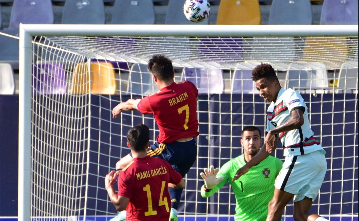 Manu García observa el remate de Brahim. 