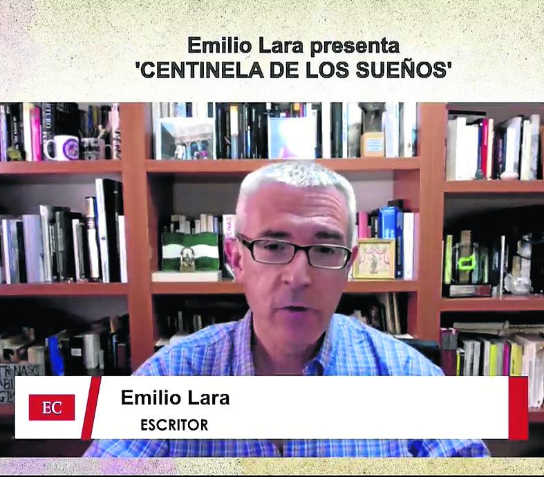 El escritor Emilio Lara durante la presentación de su nueva novela. 