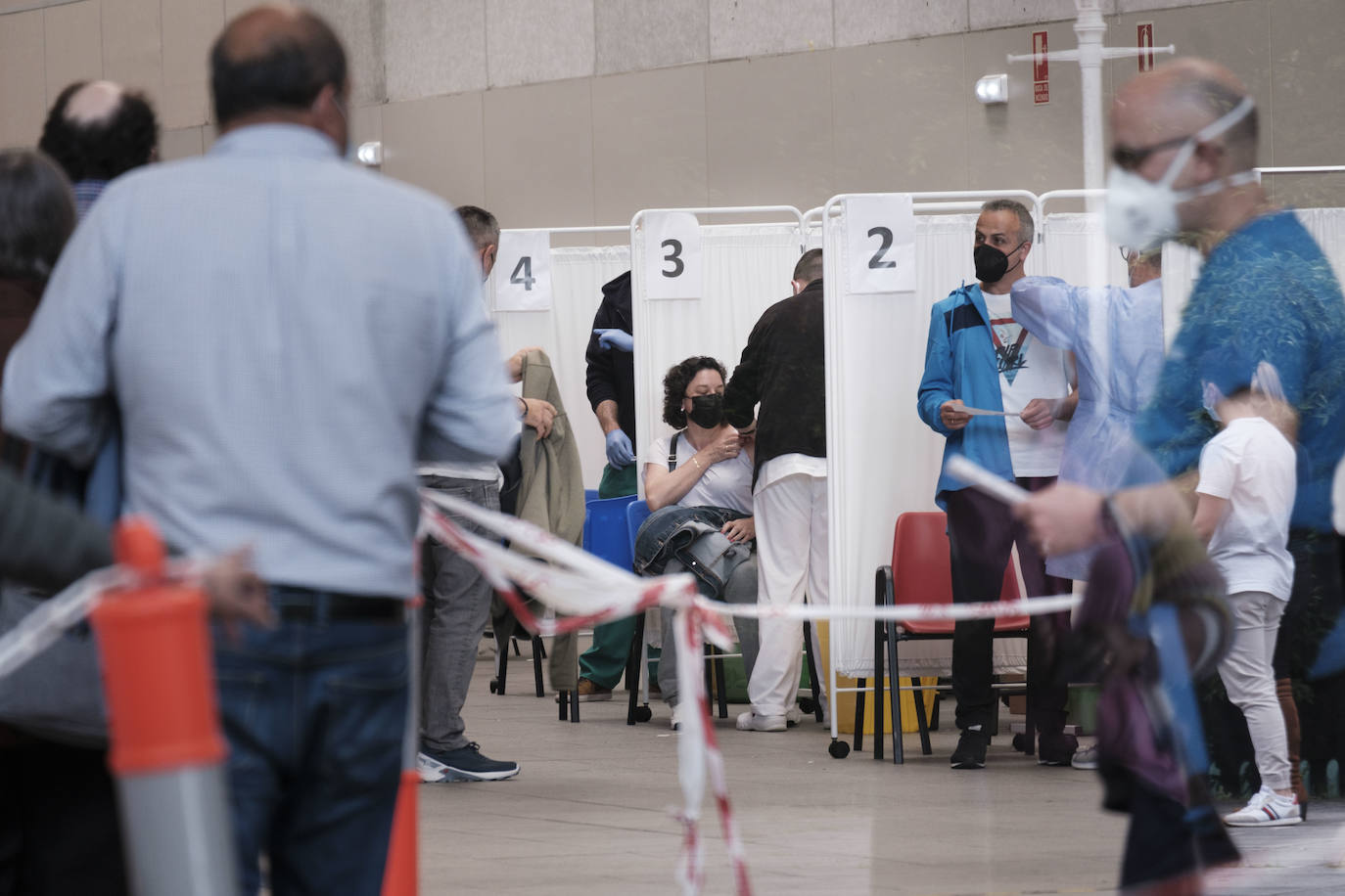 Este viernes volvieron a repetirse las largas colas para vacunarse en el Palacio de Deportes de la Guía.