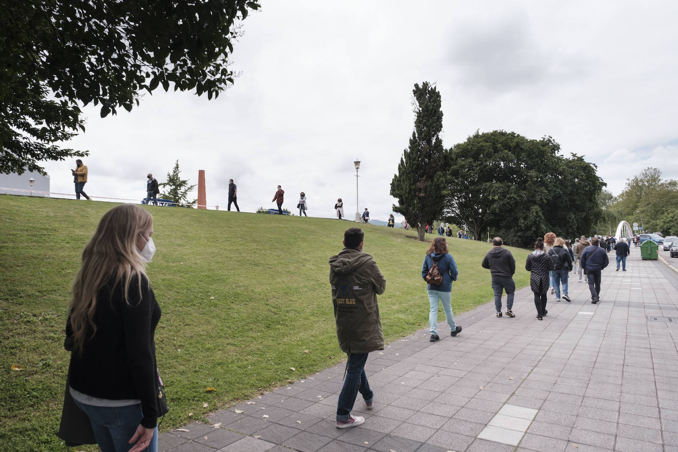 Este viernes volvieron a repetirse las largas colas para vacunarse en el Palacio de Deportes de la Guía.