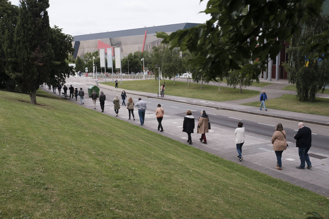 Este viernes volvieron a repetirse las largas colas para vacunarse en el Palacio de Deportes de la Guía.